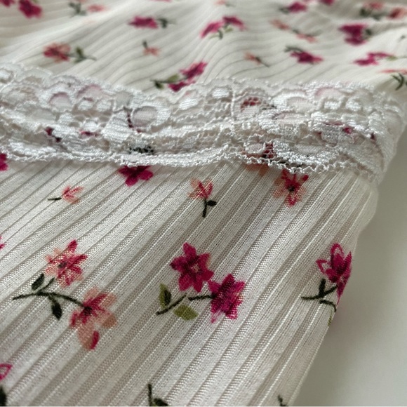 WILD LOVE, WHITE AND PINK FLORALS, MEDIUM TOP - Picture 5 of 6